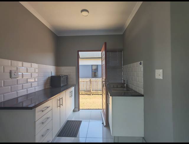 2 BEDROOM FREEHOLD FOR SALE IN SHAKASKRAAL